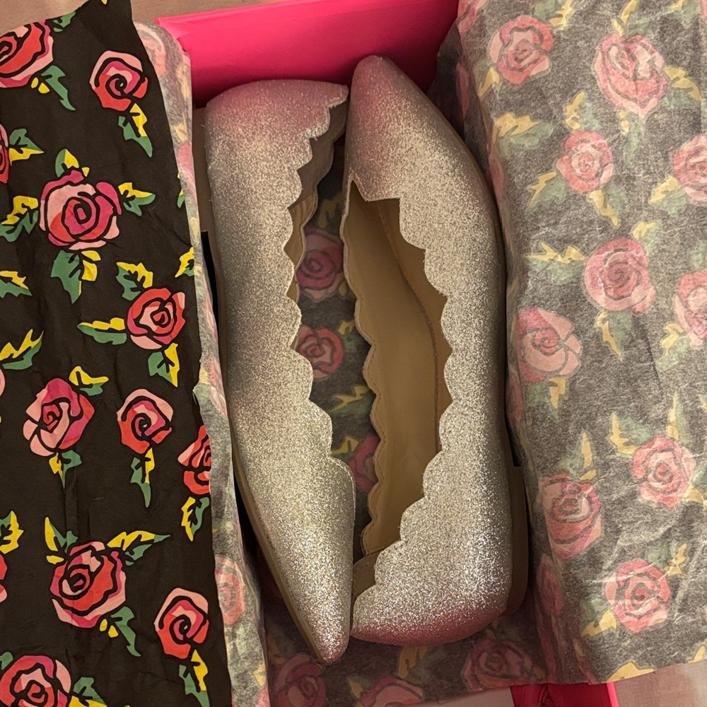 Betsey Johnson Crosbey silver glitter flats | Scalloped Edge | size 7.5 |